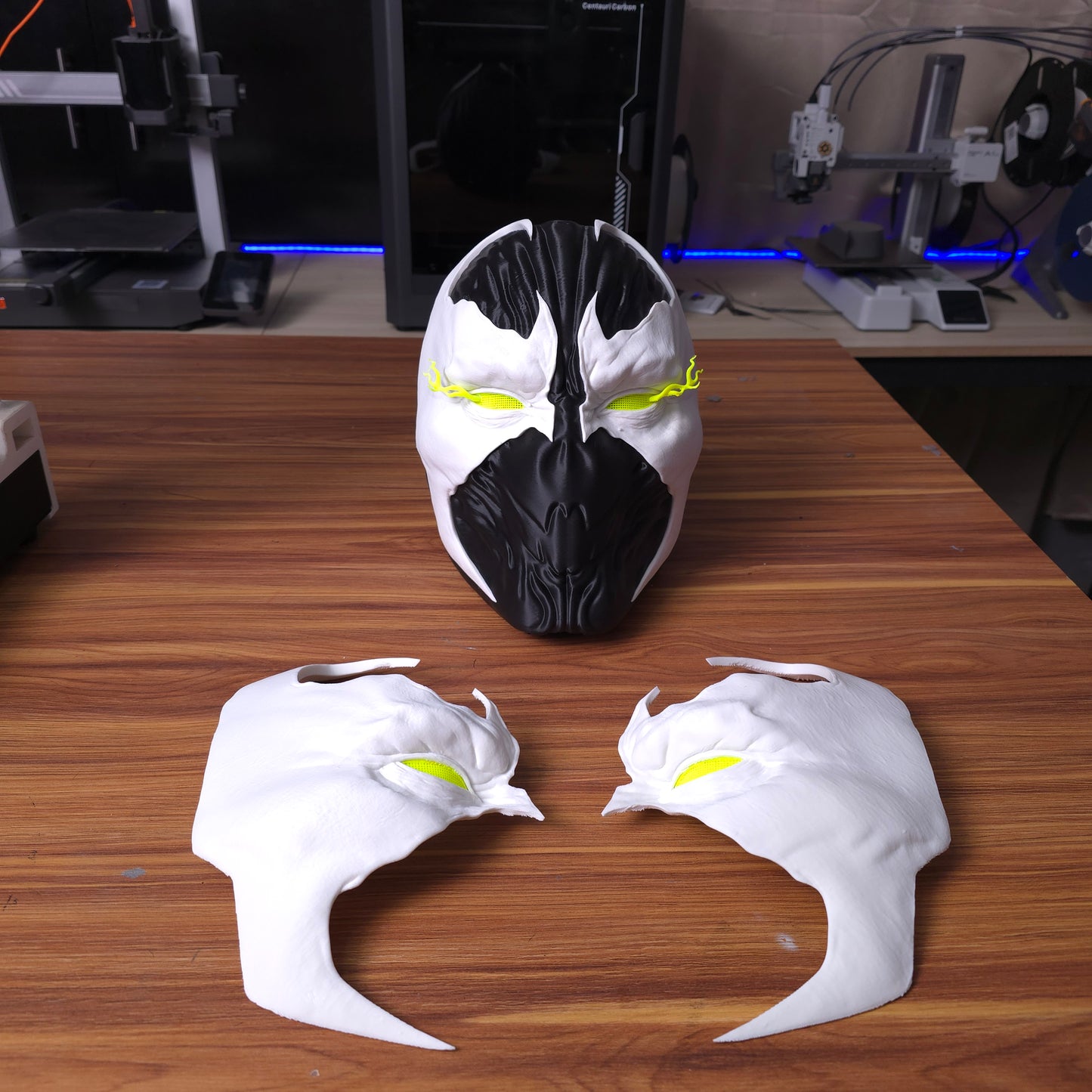 Mascara magnética del personaje Spawn con ojos que brillan en la oscuridad