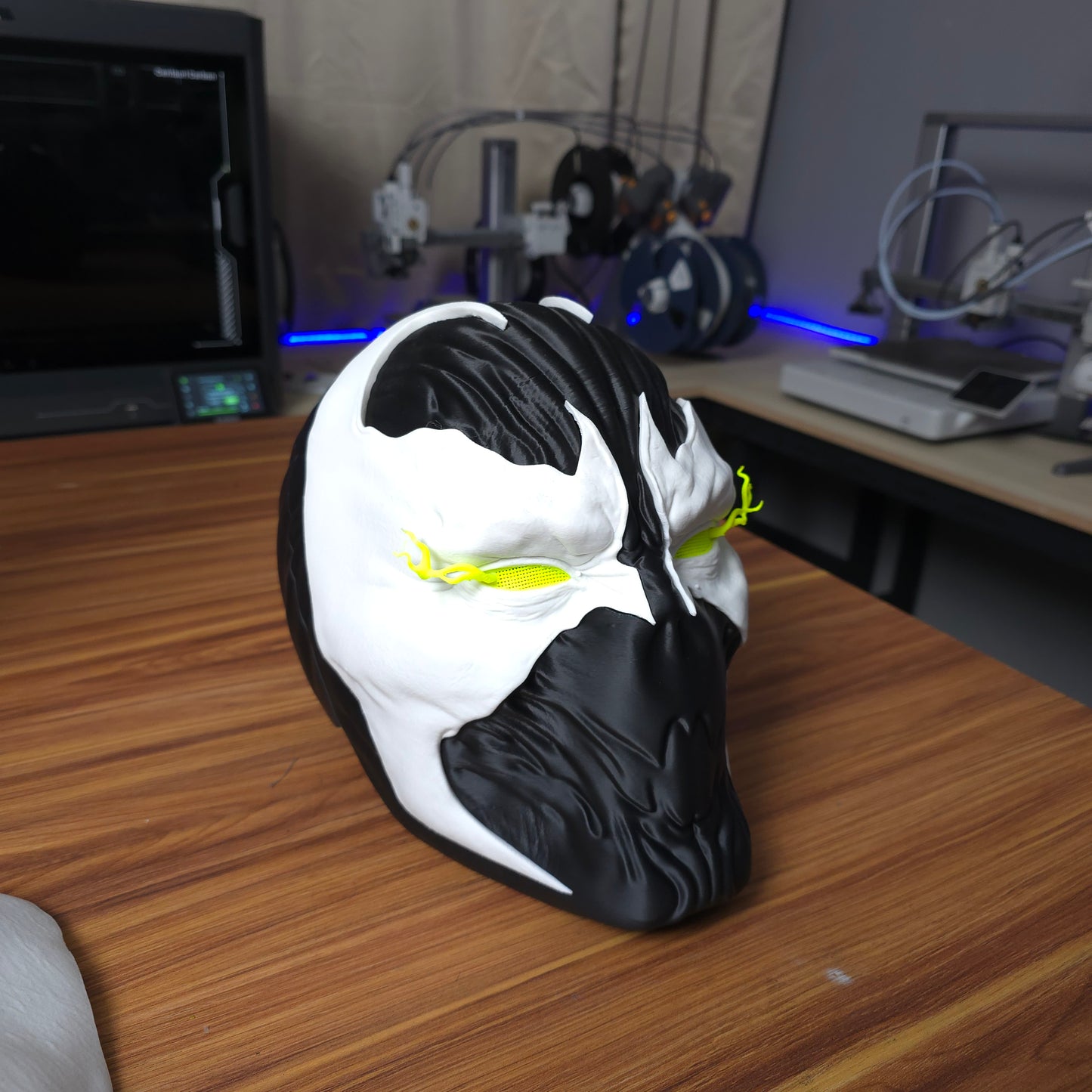 Mascara magnética del personaje Spawn con ojos que brillan en la oscuridad