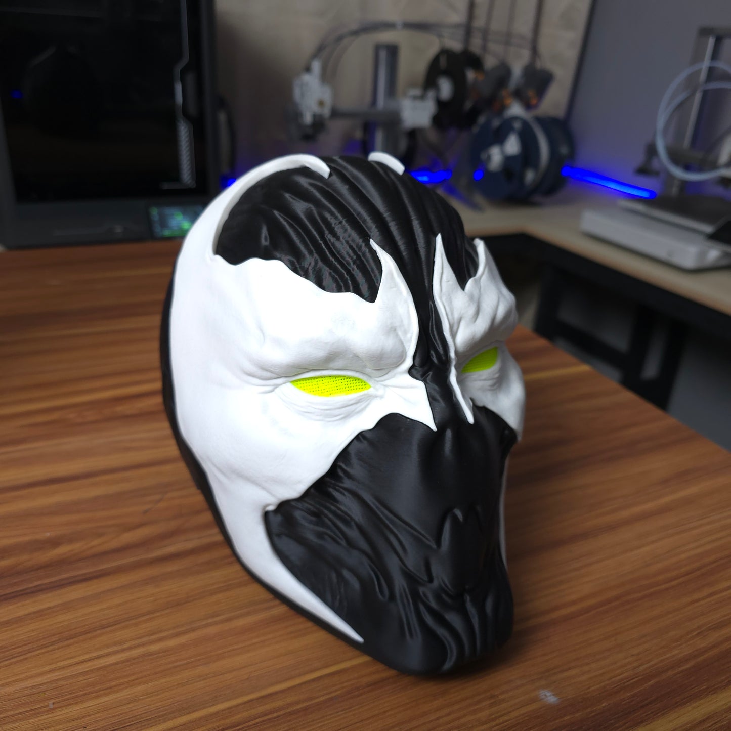 Mascara magnética del personaje Spawn con ojos que brillan en la oscuridad