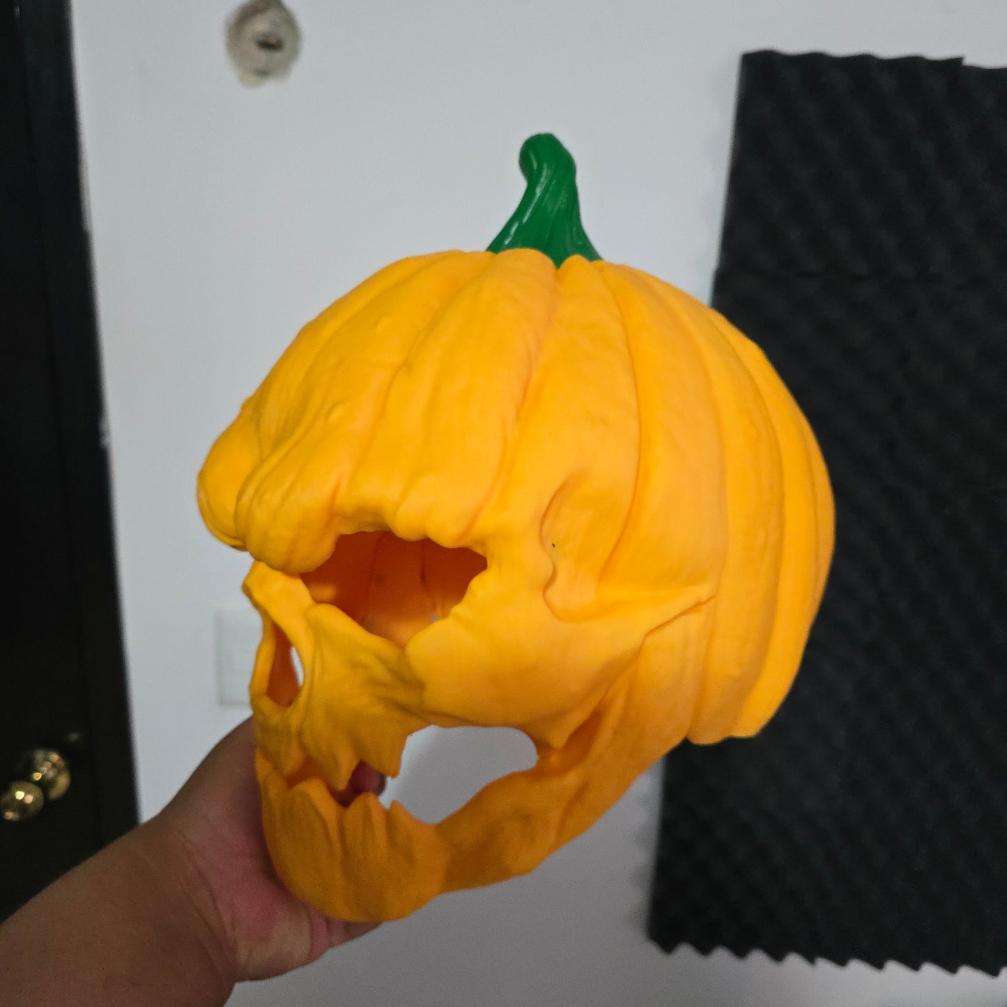 Mascara magnetica de calabaza para Halloween impresa en 3D