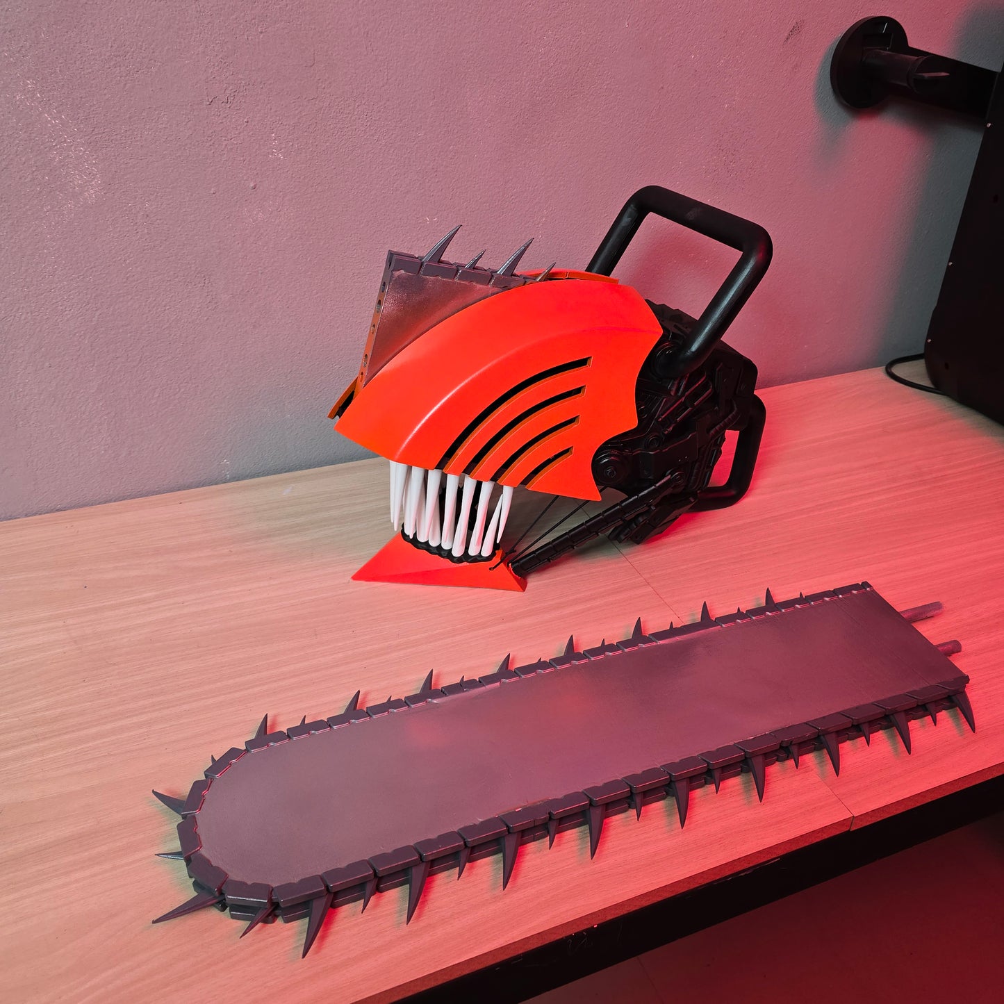 Casco de Chainsaw Man con sierra frontal removible