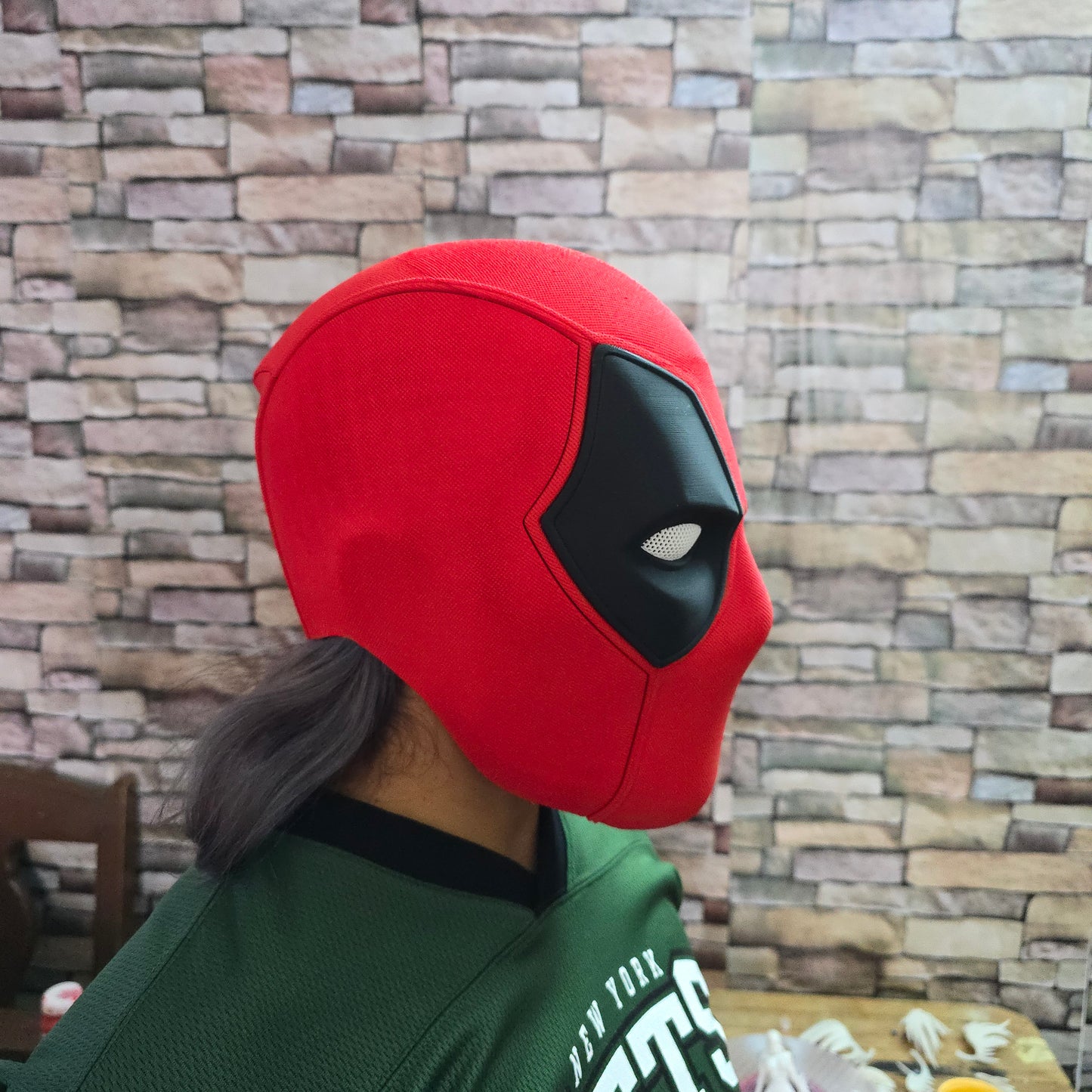 Casco de Deadpool magnético y texturizado impreso en 3D