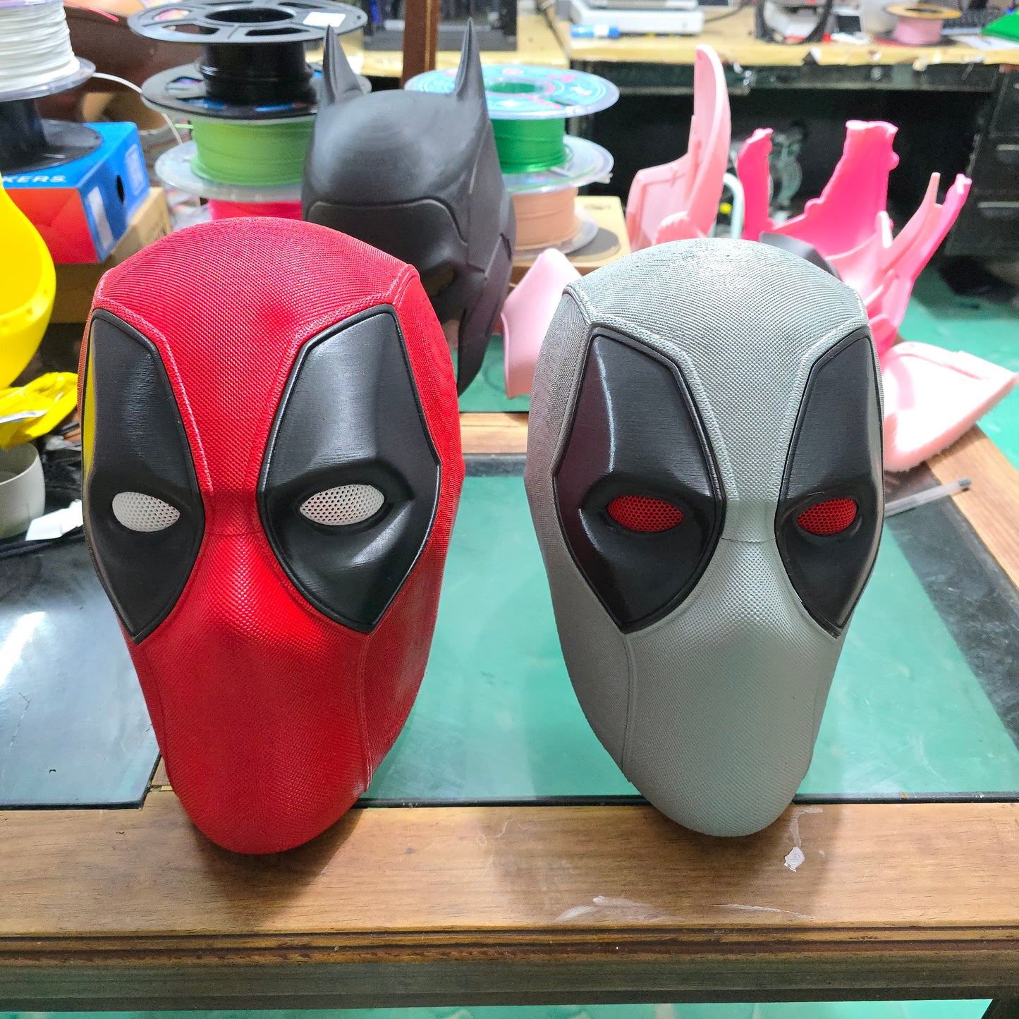 Casco de Deadpool magnético y texturizado impreso en 3D