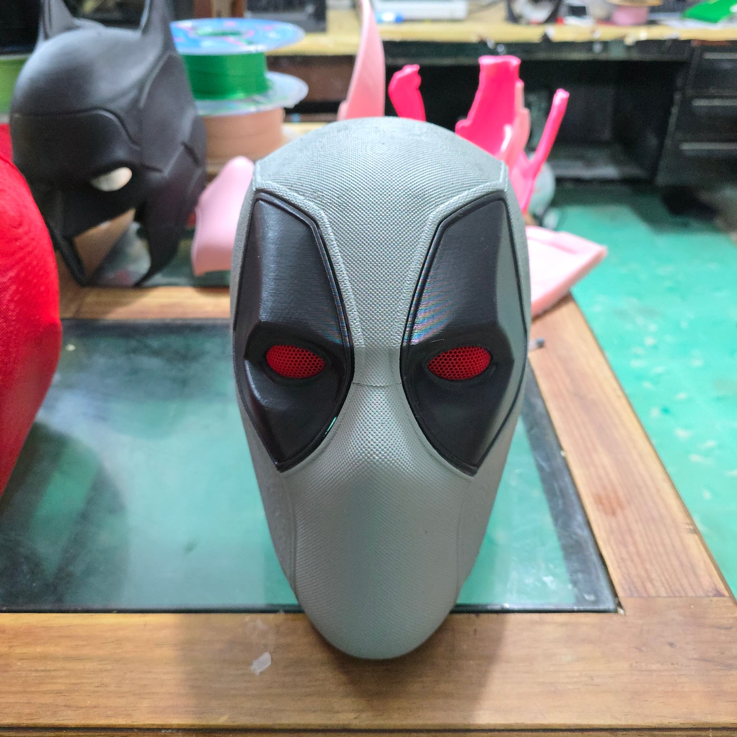 Casco de Deadpool magnético y texturizado impreso en 3D