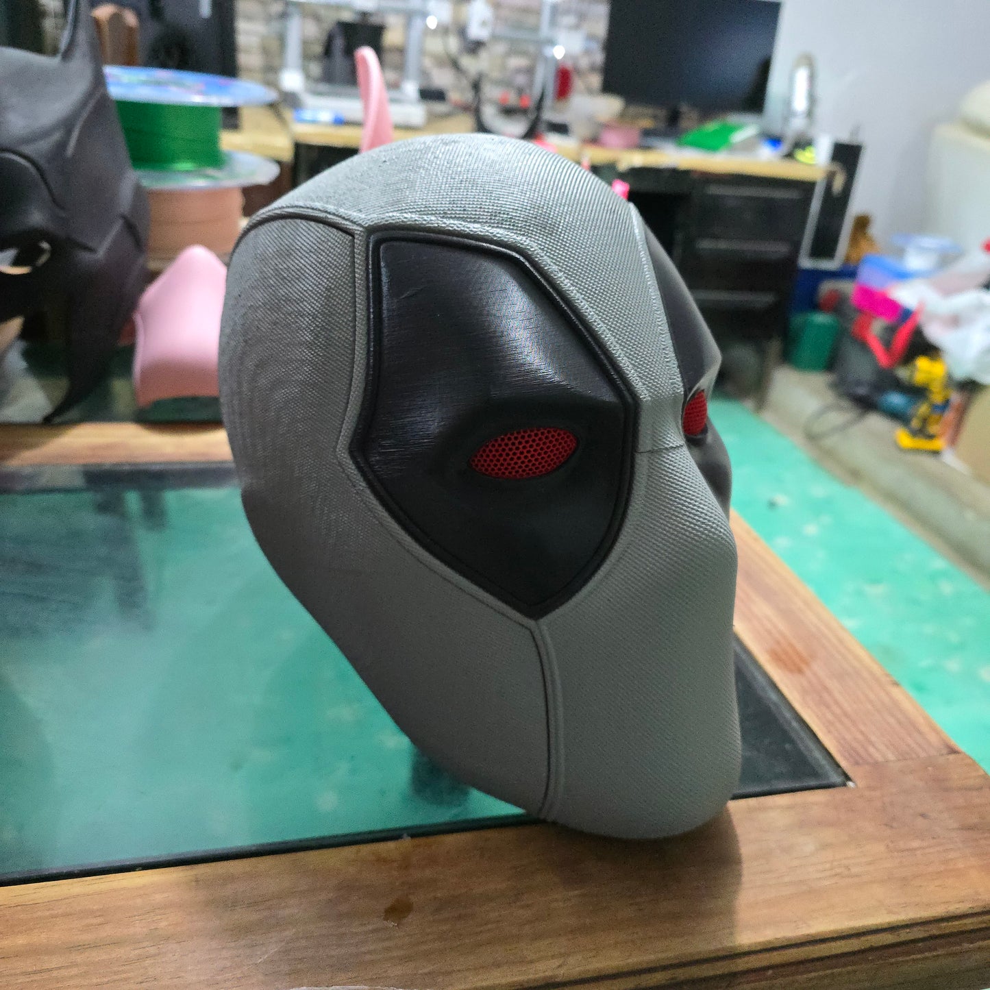 Casco de Deadpool magnético y texturizado impreso en 3D