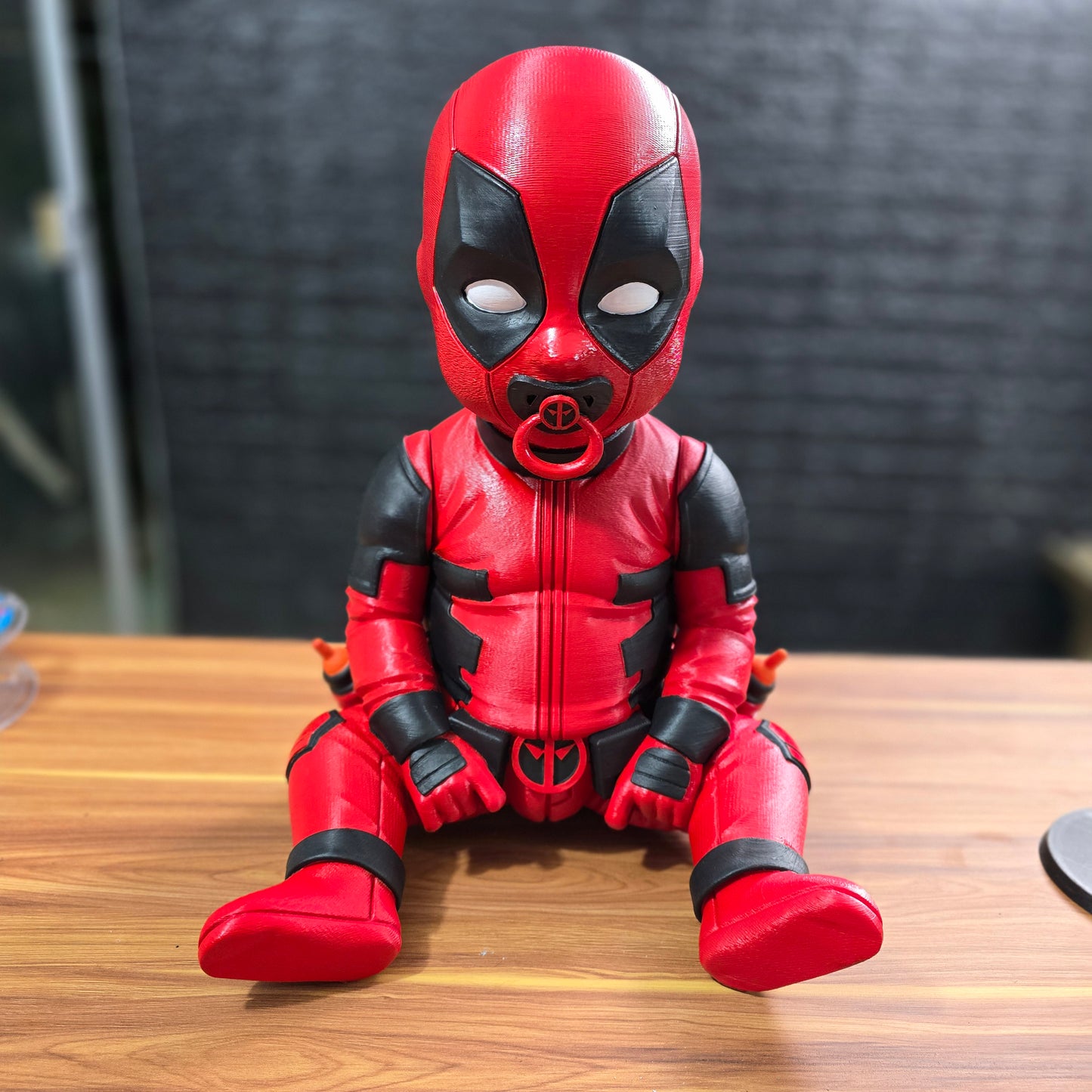 Baby Deadpool en tamaño real impreso en 3D