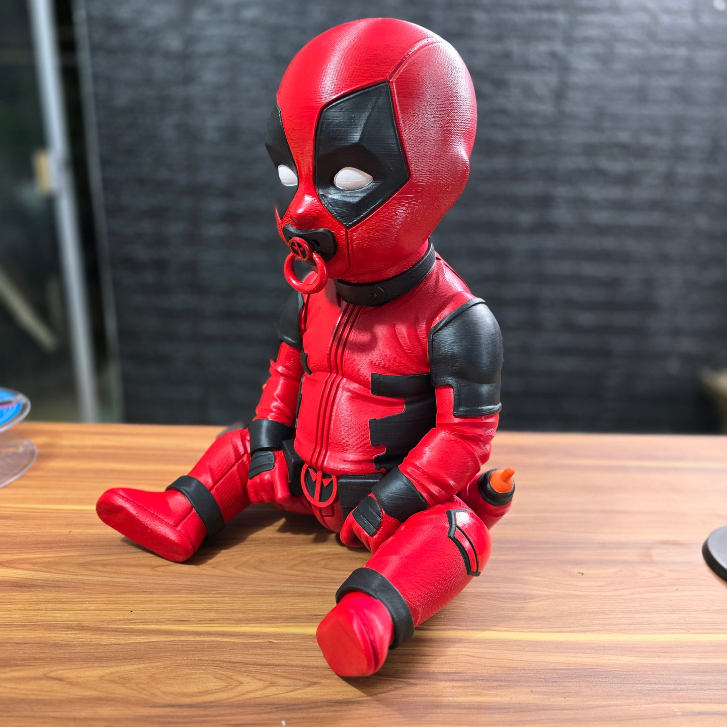 Baby Deadpool en tamaño real impreso en 3D