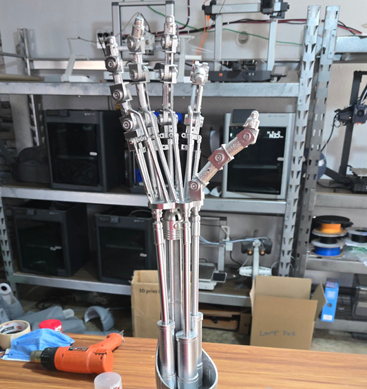 Mano de terminator T800 con base impresa en 3D