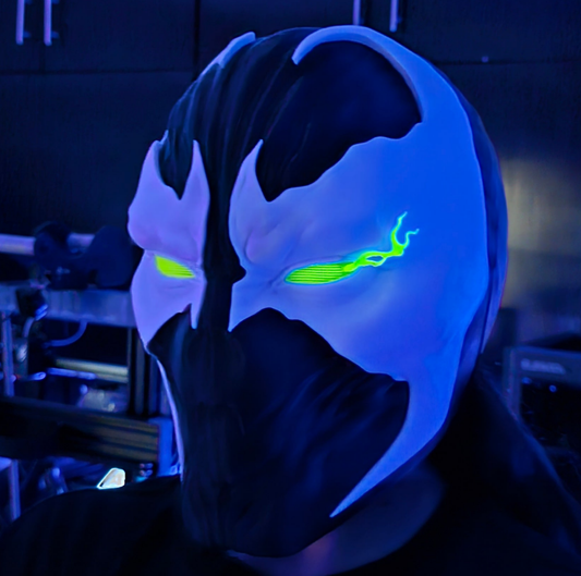 Mascara magnética del personaje Spawn con ojos que brillan en la oscuridad