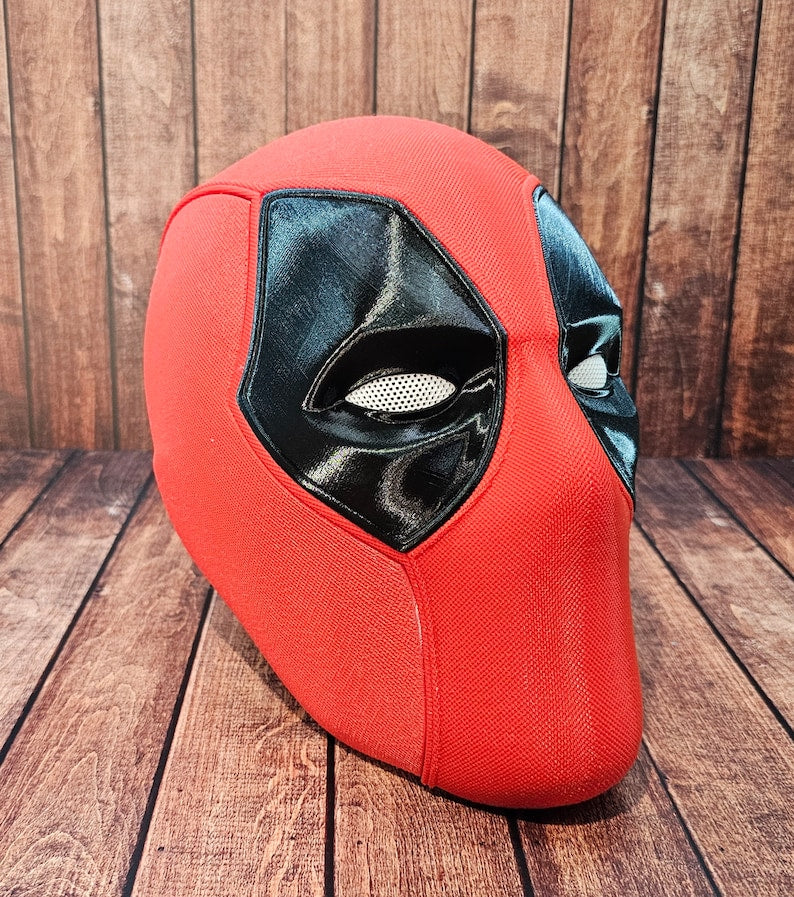 Casco de Deadpool magnético y texturizado impreso en 3D