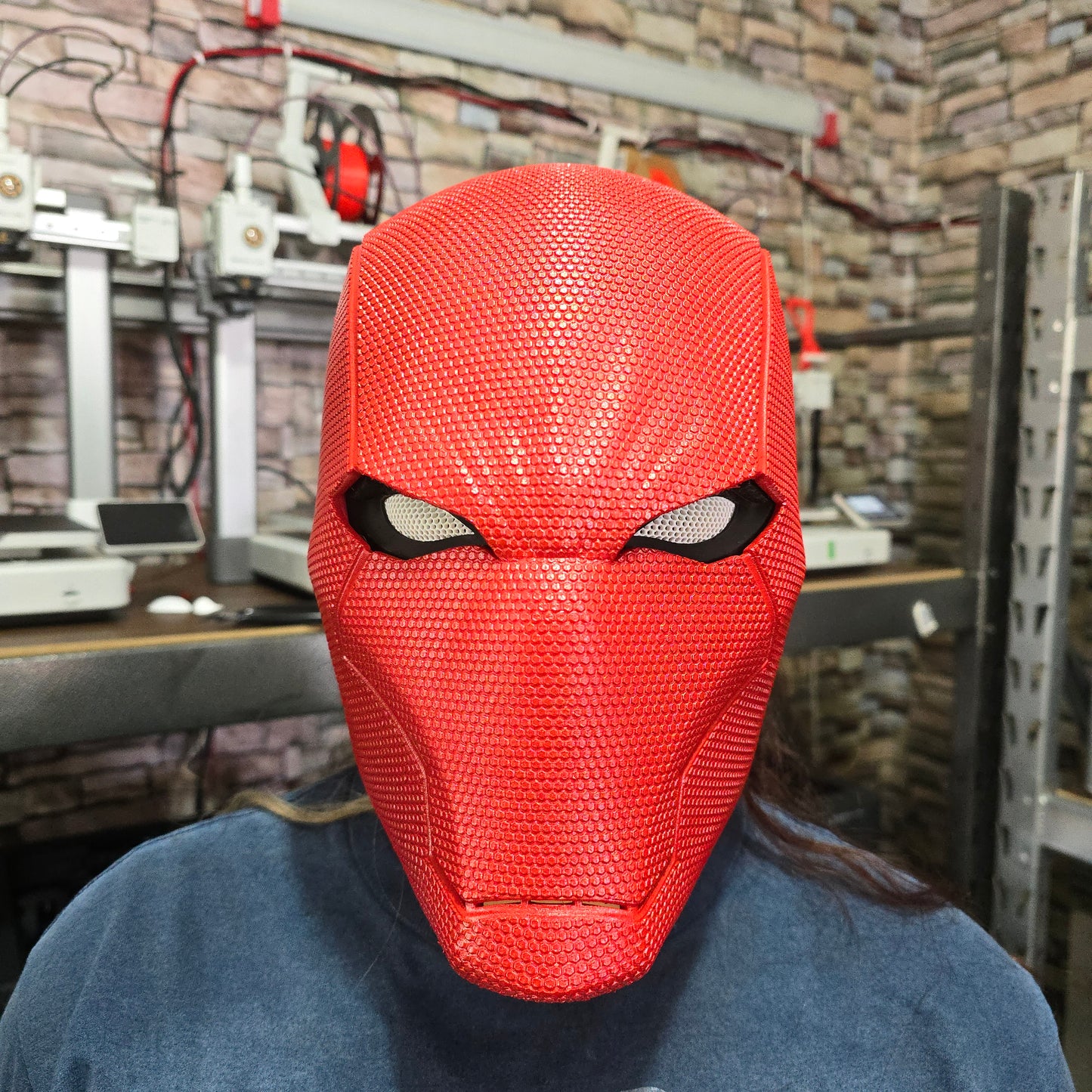 Casco de Red Hood magnético y texturizado impreso en 3D