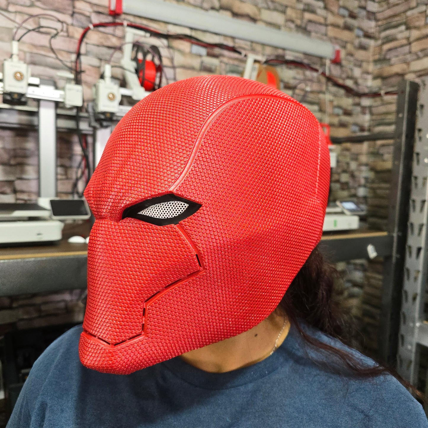 Casco de Red Hood magnético y texturizado impreso en 3D