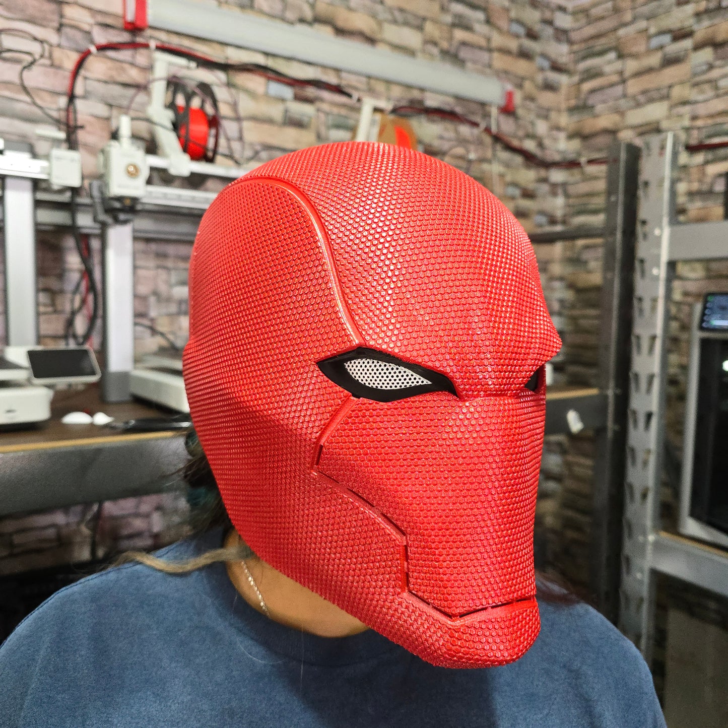 Casco de Red Hood magnético y texturizado impreso en 3D